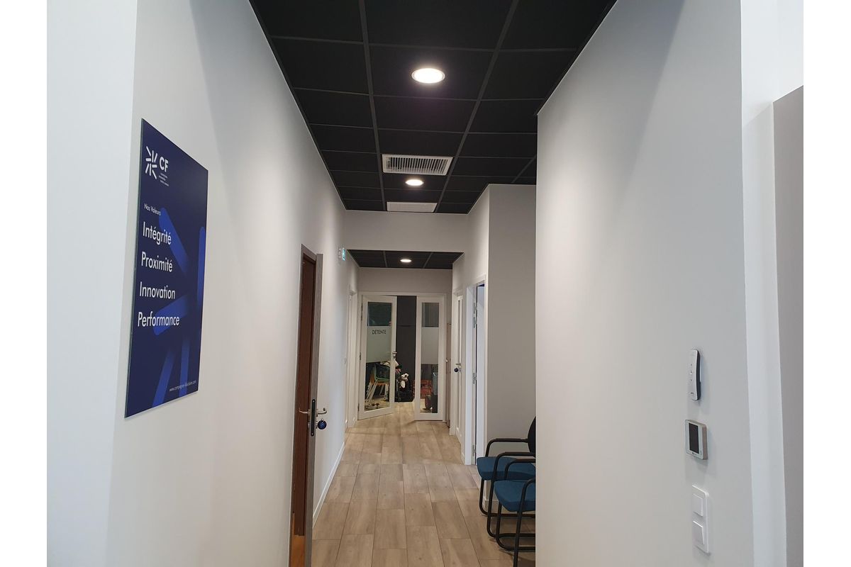 Installation de l'éclairage plafond led d'un bureau