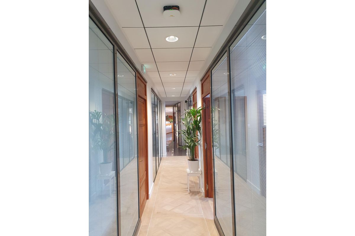 Eclairage d'un couloir Installation de panneaux leds pour l'éclairage de bureau