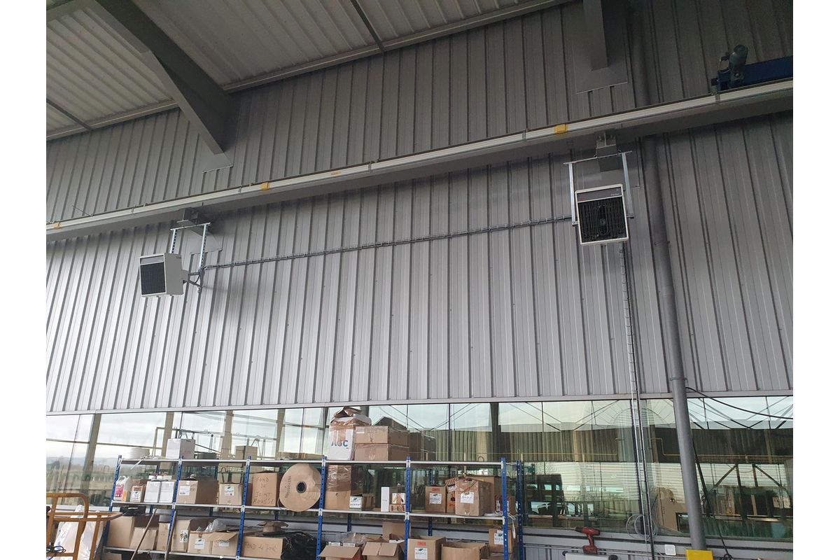 Installation dd'un bureau équipé de panneaux rayonnants